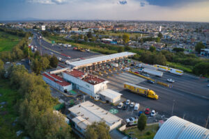 Vista aérea de una caseta de cobro en una autopista documentada para un proyecto de video de infraestructura