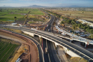 Construcción de un distribuidor vial durante un proyecto de video industrial