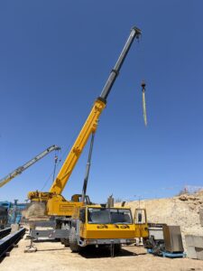 Grúa móvil utilizada en un proyecto de construcción de infraestructura