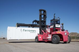 Montacargas moviendo un contenedor de Ferromex durante una operación intermodal ferroviaria