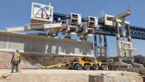 Montaje de una trabe mediante lanzadora durante la construcción de un viaducto